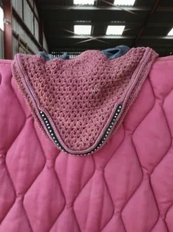 Bonnet bordeaux avec strass