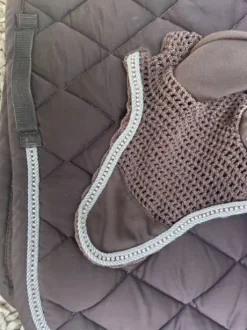 bonnet de concours marron à strass