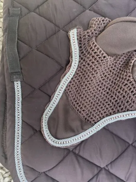 bonnet de concours marron à strass