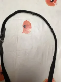 Bridon en cuir noir avec les coutures blanches