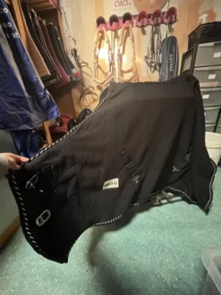 Couverture polaire noir neuve 105