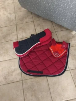 Ensemble rouge tapis, amortisseur et bonnet