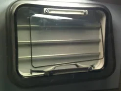 Lanterneau avec grille pour van et camion chevaux - 350 x 500 mm