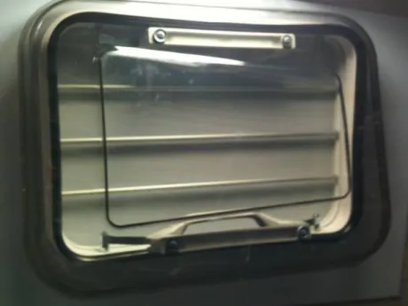 Lanterneau avec grille pour van et camion chevaux - 350 x 500 mm