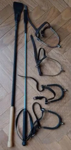 LOT COMPRENANT 2 PAIRES EPERON ET 2 CRAVACHES