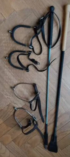 LOT COMPRENANT 2 PAIRES EPERON ET 2 CRAVACHES