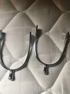 Éperons jamais servit