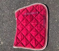 Tapis bordeaux rouge cheval HFI