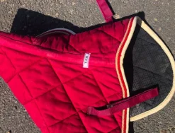 Tapis bordeaux rouge cheval HFI