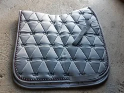 Tapis de dressage gris