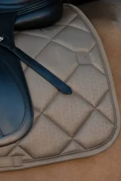 Tapis de selle Glossy Bit DRESSAGE PLATINUM 2025 - Eskadron