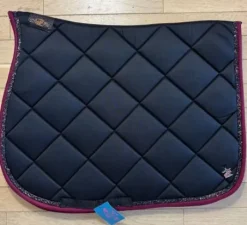 Tapis de selle matelassé noir avec galon bordeaux - Ju & Pa - liseré pailleté