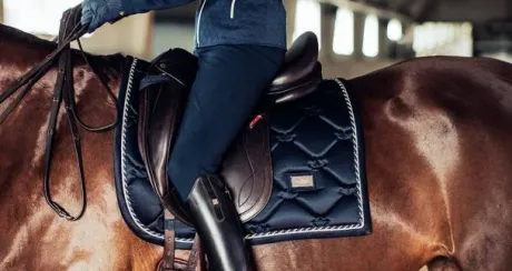 Tapis de selle midnight blue - equestrian stockholm - tissu déperlant