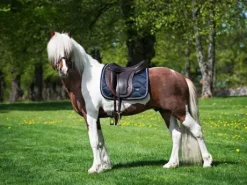 Tapis de selle midnight blue - equestrian stockholm - tissu déperlant