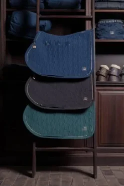 Tapis de selle SOFTSHELL EMBLEM Heritage 2024 - Eskadron