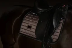 Tapis de selle Sportive Mocha DRESSAGE - Equestrian Stockholm