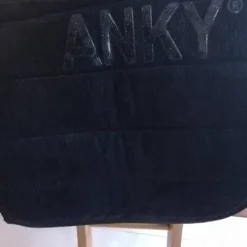 Tapis dressage Anky noir avec reflets verts brillants