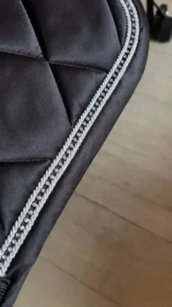 Tapis noir à strasse