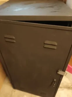 un casier en métal d'équitation á vendre