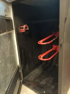 un casier en métal d'équitation á vendre